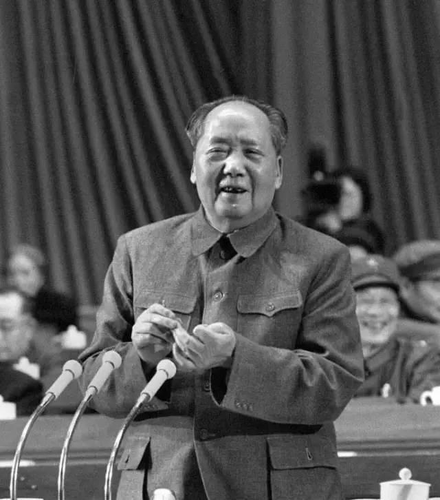 “过去国民党北洋军阀和我们不一样，过去他们选国会议员要花很多钱啊！甚至连县税务局