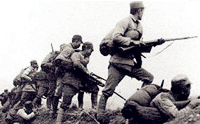 抗战中，八路军16团团长常仲连带兵进攻袁庄，突然遇到一个伪军盘查，常仲连急中生智