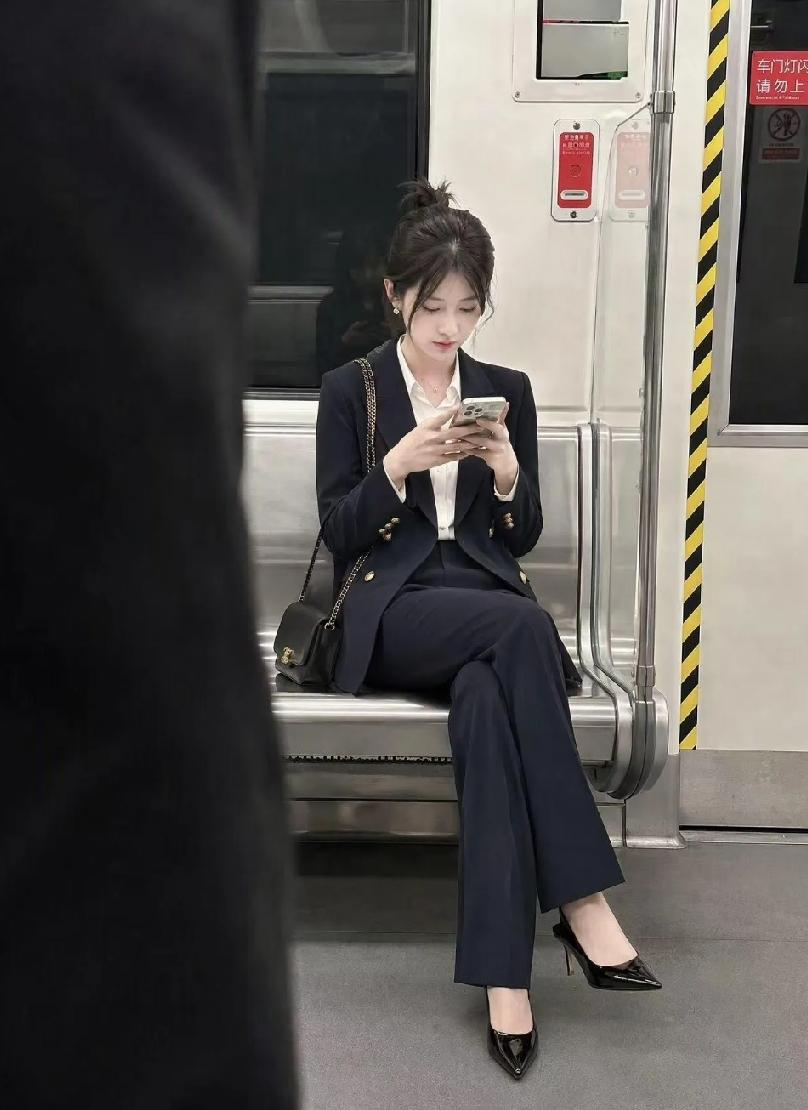 马尾加西装，不是卖车就是卖房！你赞同吗？

地铁偶遇西装美女！黑西装，内搭有领白