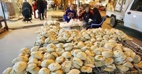 1984年，埃及政府推出廉价大饼解决国民问题，一张饼价格只有人民币一毛钱，但每天