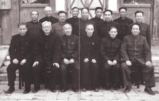 一张罕见的集体照，毛泽东、刘少奇靠边坐，周恩来站后排，为何？

毛泽东、周恩来、