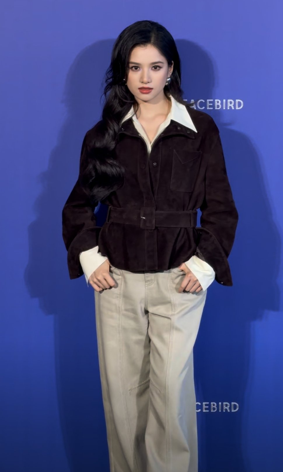 太平鸟30周年大秀张婧仪亮相PEACEBIRO  30周年大秀大波浪造型的张婧仪