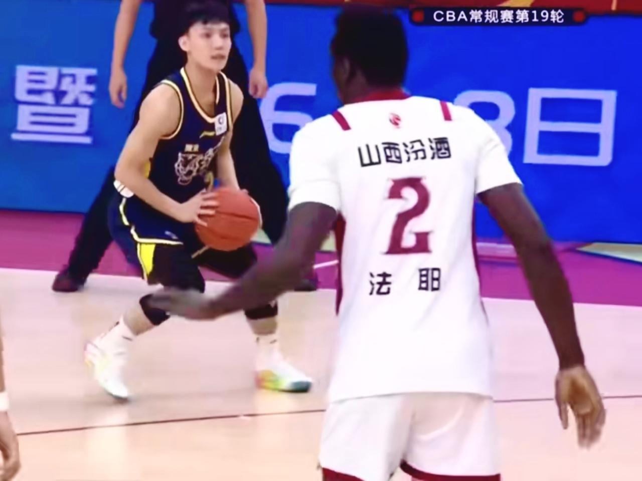 广东男篮曾经的十一冠王，如今却遭遇了滑铁卢，最近两场比赛竟然惨遭二连大败，这究竟