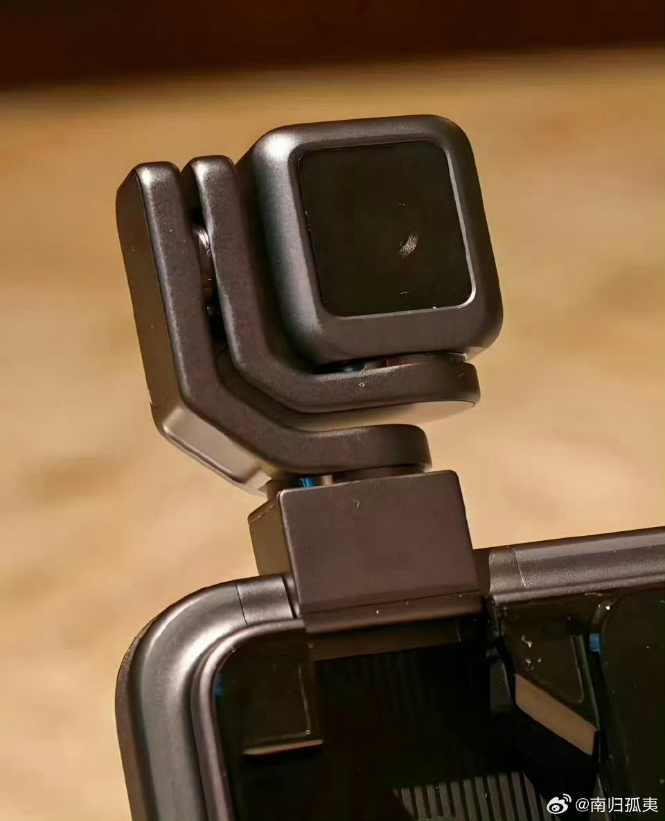 这个机器人手机确实不错啊，深圳那边已经提前亮相过了，几个机器人排成一排唱《恭喜发