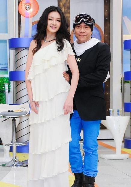 2026年2月2日，大S逝世周年雕像落成仪式上，小S强忍泪水主持，以幽默调侃七仙