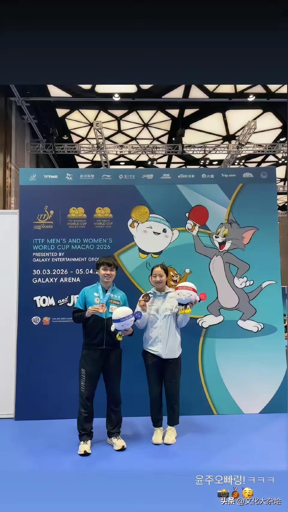 澳门世界杯落幕，凌晨一点多，申裕斌更新了社媒，没想到她晒出了和林昀儒在颁奖礼后的