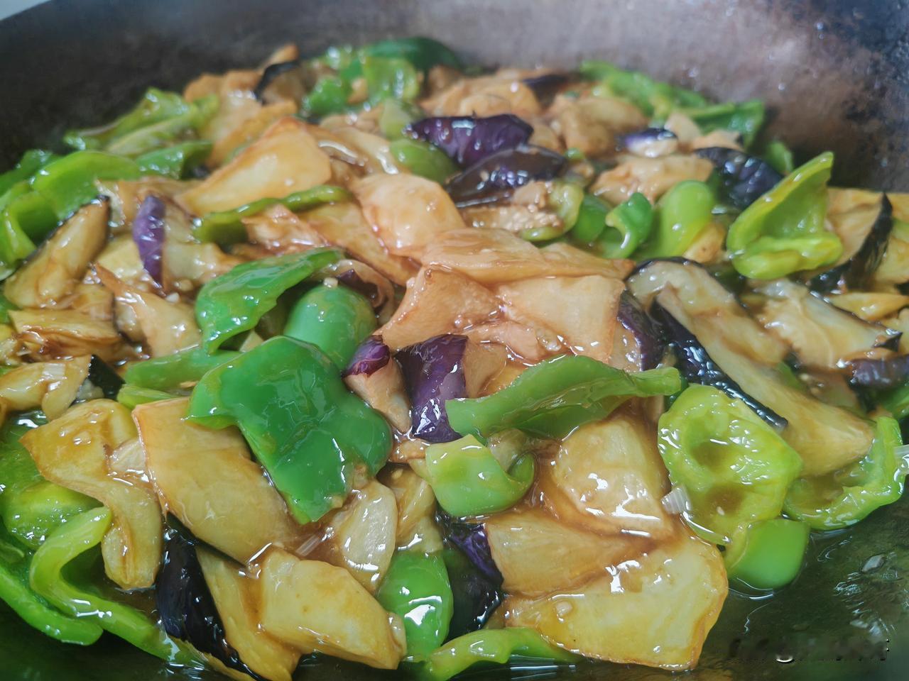 地三鲜指哪三鲜地三鲜是东北传统老菜，口味咸鲜，非常适合下饭。地三鲜就是三种地上生