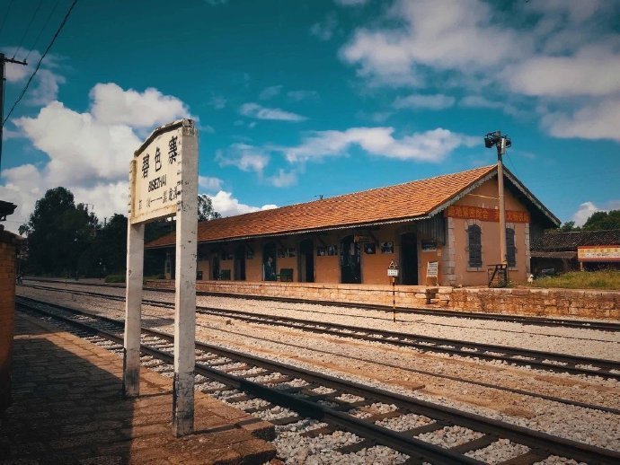 东方小巴黎｜蒙自，一部《芳华》带火了蒙自，一个素称“东方小巴黎”的地方。 