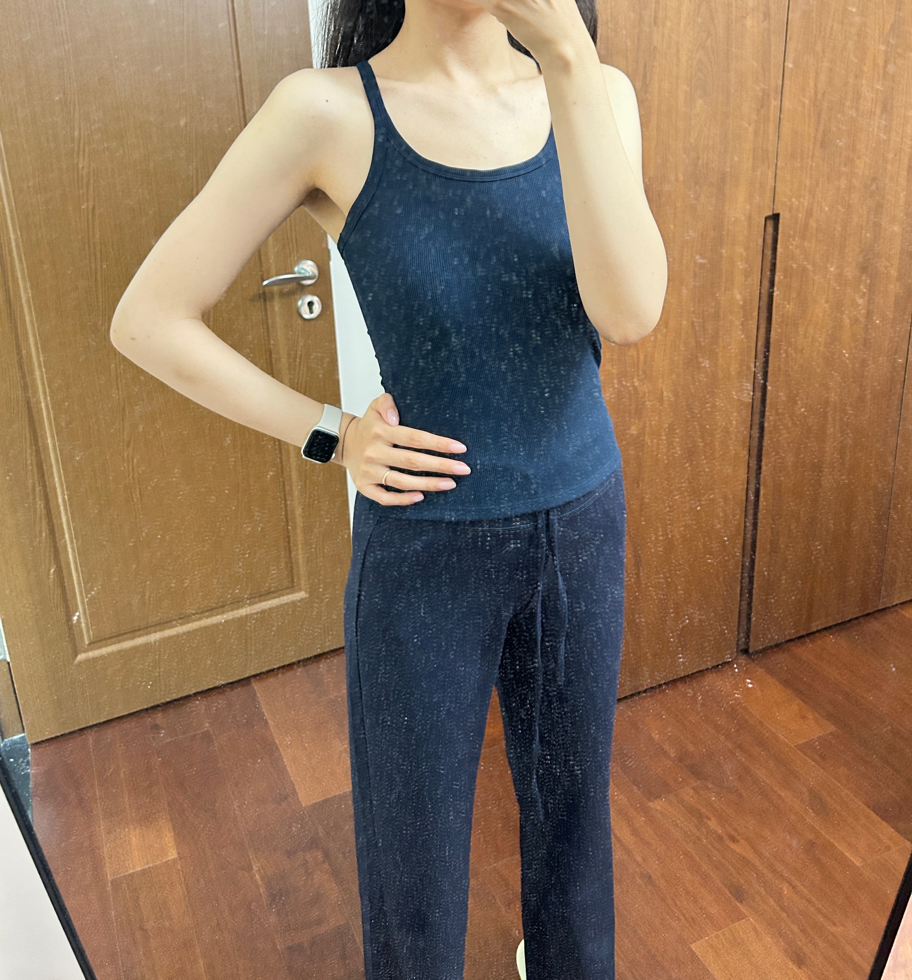 吊单杠静态悬垂很适合雕琢纤细手臂线条，不会练出粗壮肌肉。悬垂时手臂肌群持续受力收