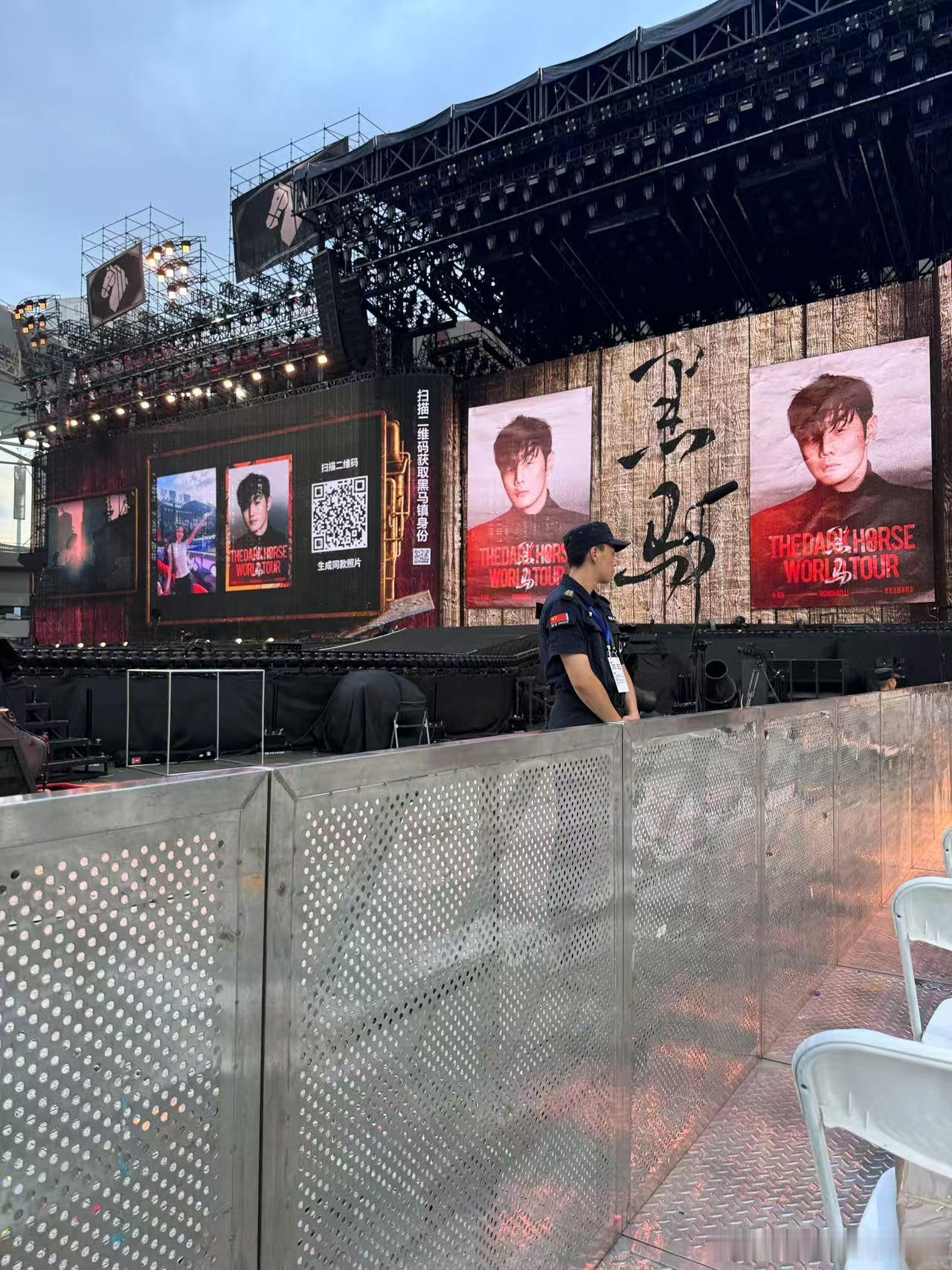 今晚李荣浩武汉演唱会🎉给你们看看 VVIP18 排的视角[嘻嘻]期待今晚大合唱
