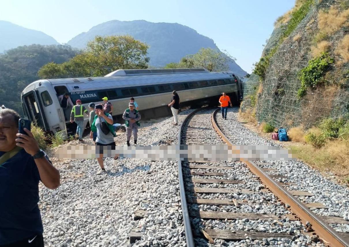 瓦哈卡州阿松西翁伊克斯塔尔特佩克市的跨洋列车脱轨事故造成13人死亡，98人受伤，