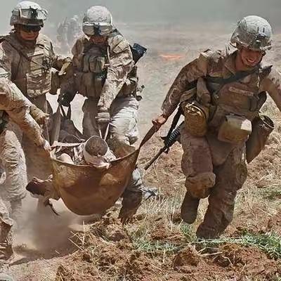 4月3日，伊朗西南那一带的山地，本来就荒得很，就在那儿，一架美军F-15E被防空