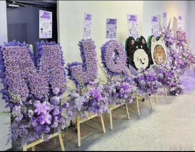 娱乐[超话]马嘉祺毕业大戏花篮实物马嘉祺毕业大戏花篮好萌太好看了！！祝顺利～ ​