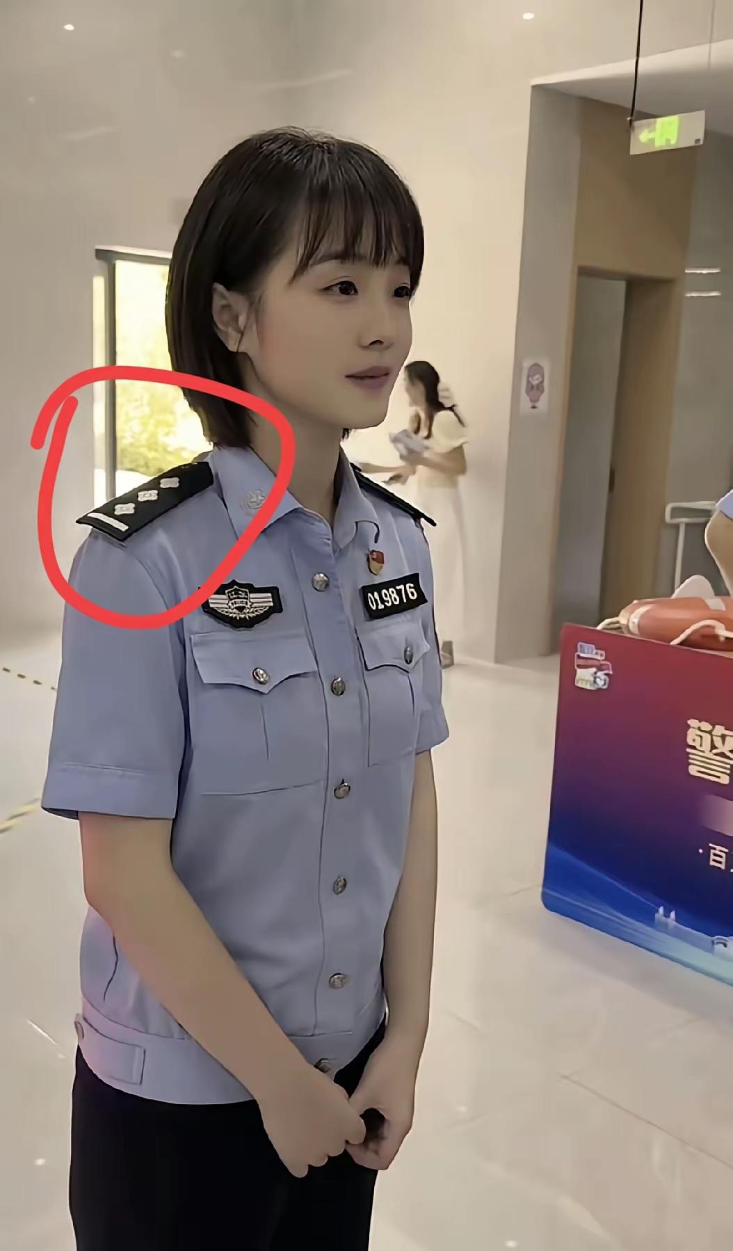 这个一级警司看起来好年轻，肯定没有超过30岁，有人说如果是正常大学毕业就入警，到