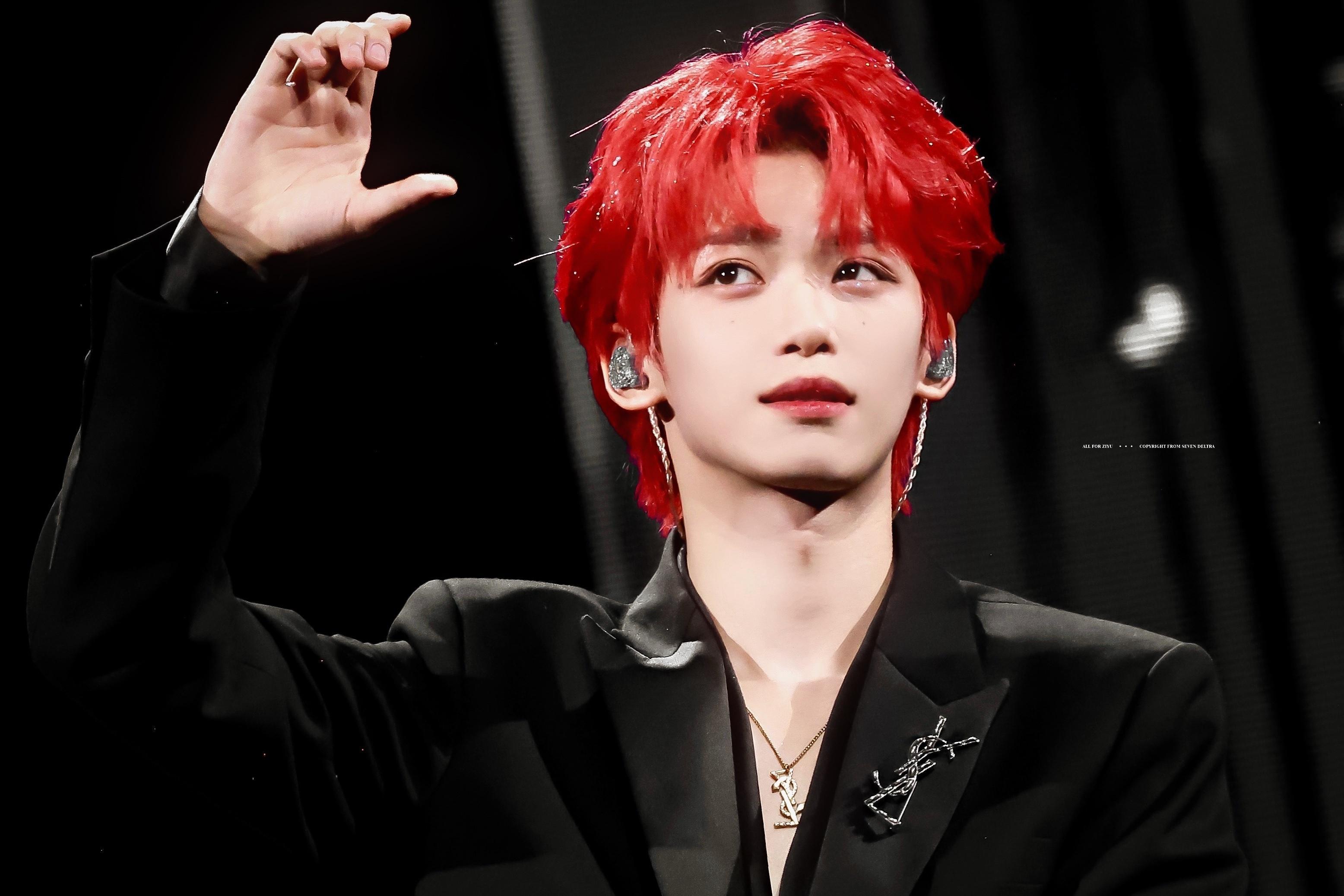 梓渝黑西装完全daddy梓渝红头发黑西装也帅得太超过了吧！站姐们也好会拍，梓渝每