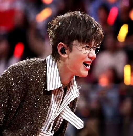 前脚刚有人信誓旦旦地说张杰谢娜在圈里被孤立了，凉透了。
后脚人家演唱会开场，门口