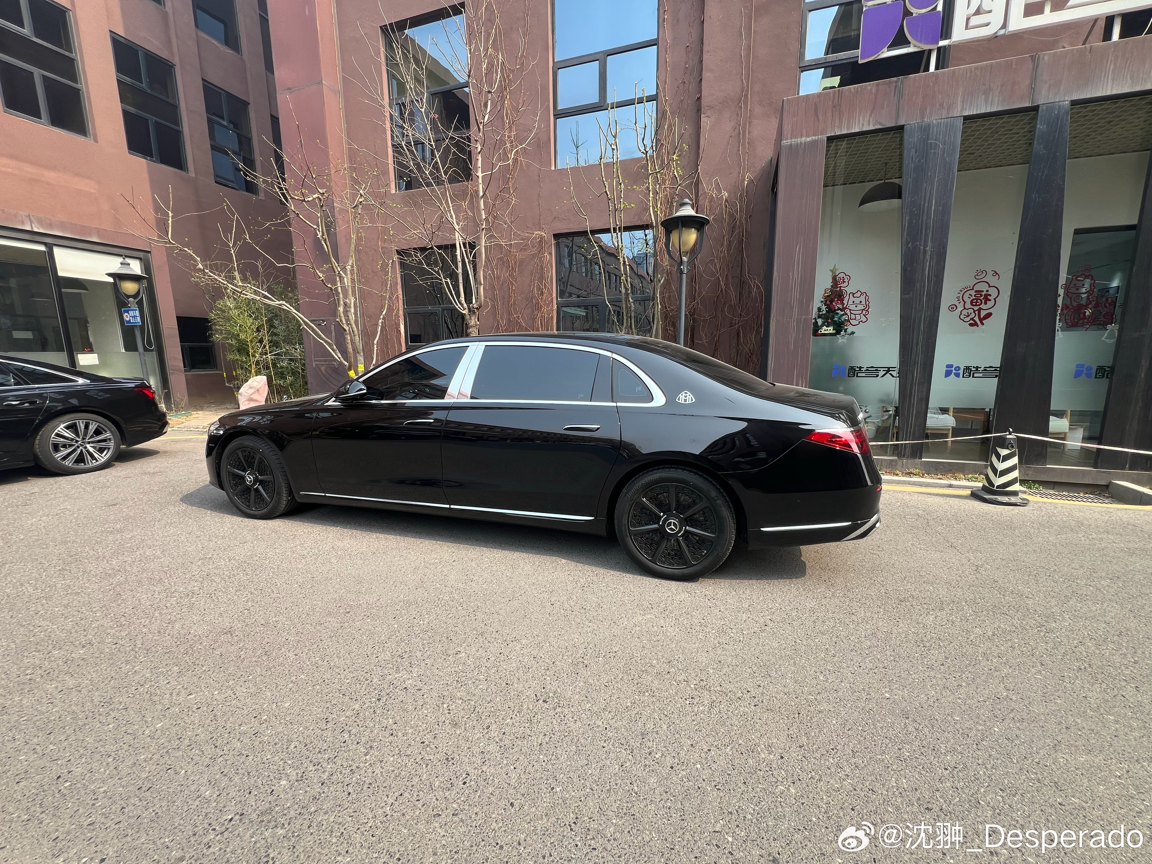 远看觉得这迈巴赫轮圈不对劲儿。近看发现果然不对劲儿。像不像丝袜 北京