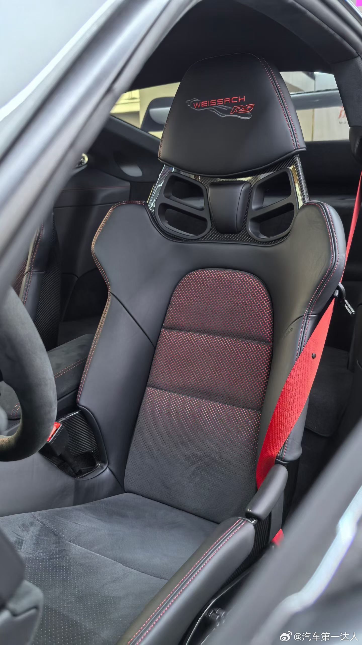 真正的热爱，从不止于表面。这台24年992 GT3 RS，美规顶配，魏斯阿赫套件