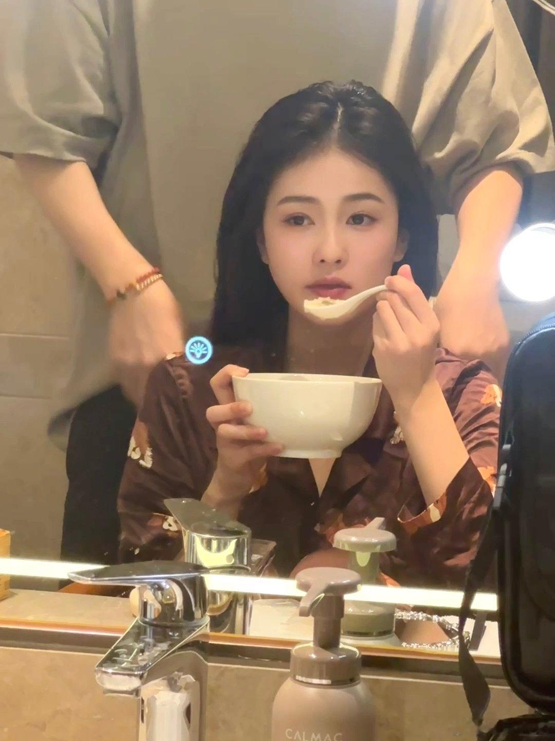 #白鹿结束休假#白鹿结束休假后第一天上班，化妆的时候感觉眼神都是空洞的[允悲][