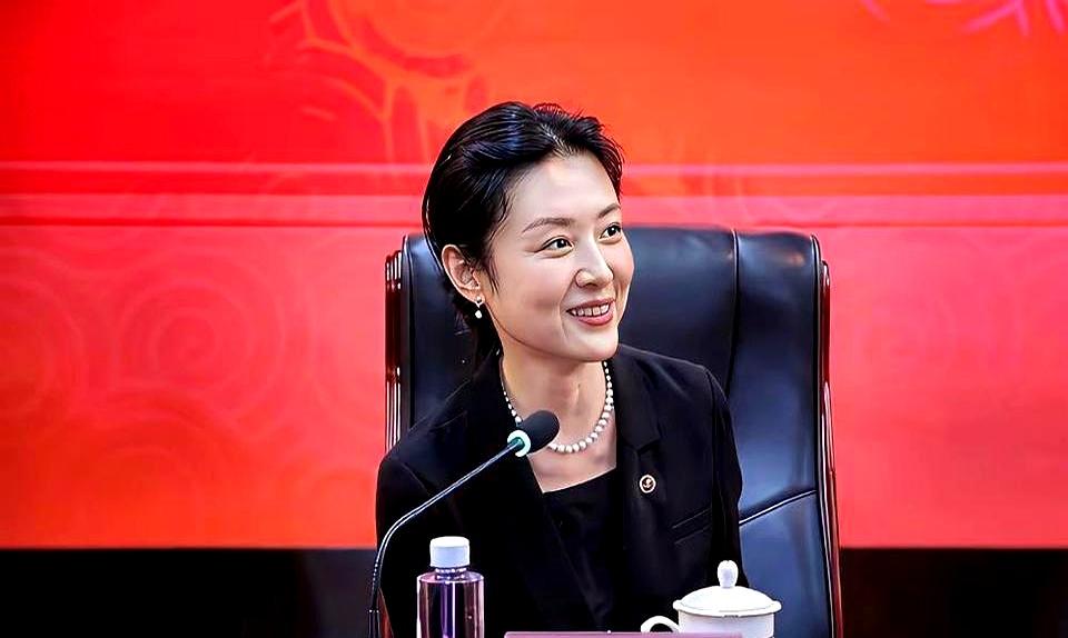 当热搜又把董卿和周涛塞进“对打”的剧本时，更该被提起的细节是：在央视站稳脚跟的那