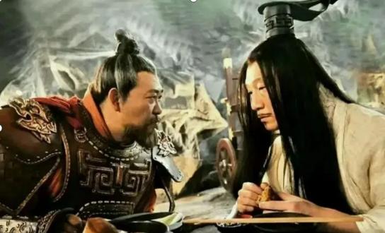孙膑还拖着残疾的双腿在灯下写兵书，一旁的小侍从看不下去了。他说：“先生，您不知道
