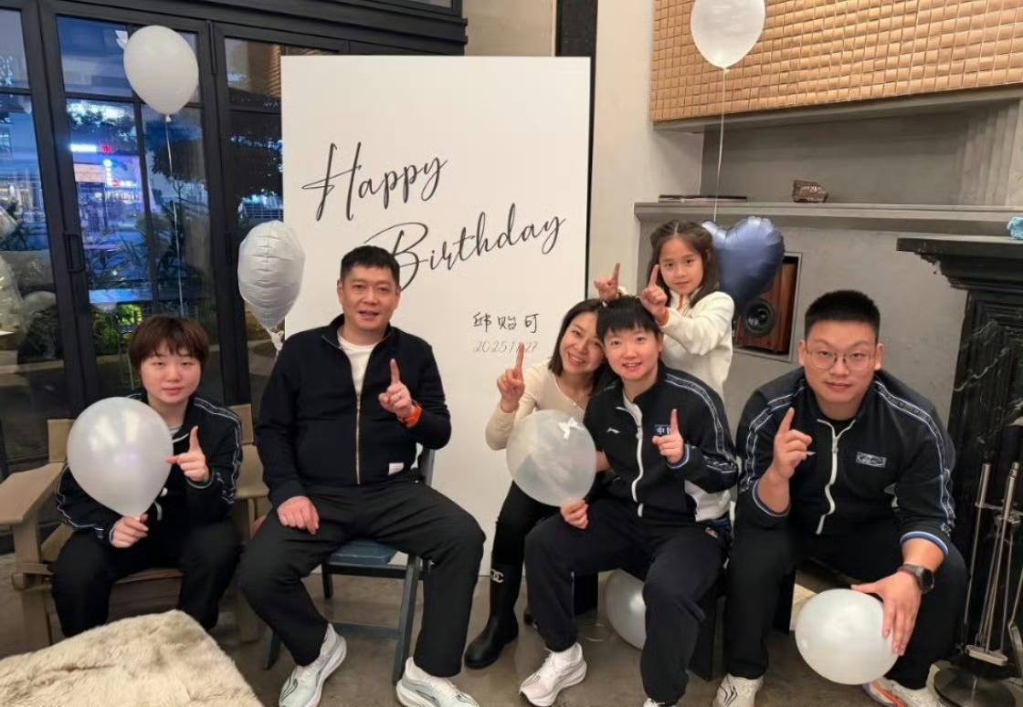 邱贻可生日，孙颖莎陪小豌豆玩得不亦乐乎。
教练和队员之间，哪来的隔阂？
这哪是训