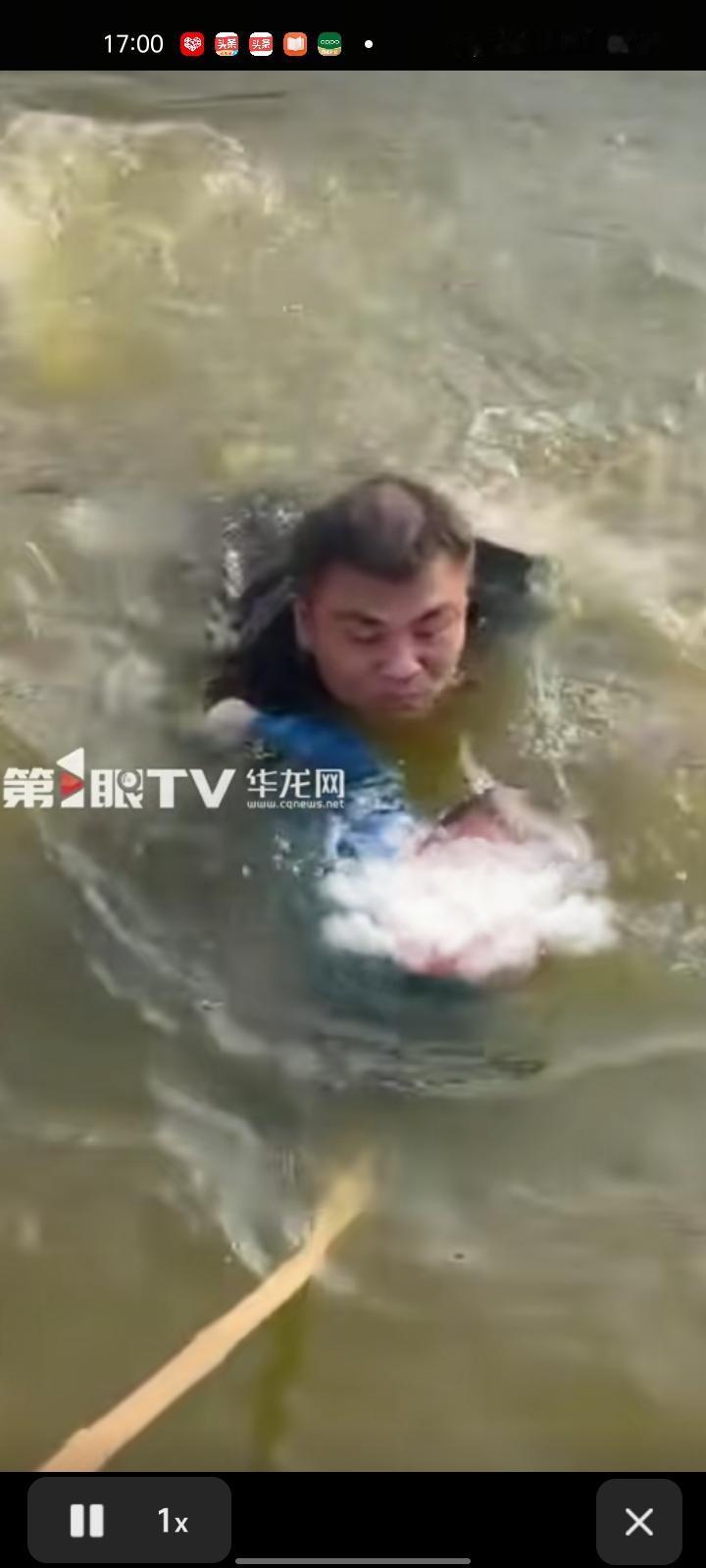 1月11日，邵阳市新邵县。一男孩掉入水中，女孩大声呼救，过路的两人一路狂奔救人，