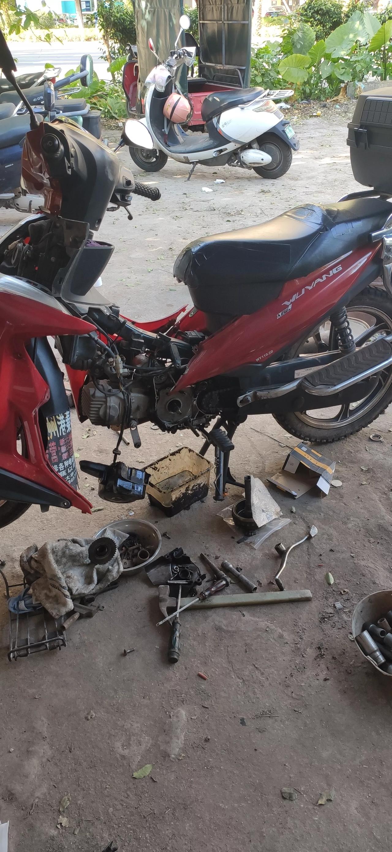 现在的电喷摩托车真的是智商税吗？配件不通用今天摩托车油封漏油，为了换油封修车店的