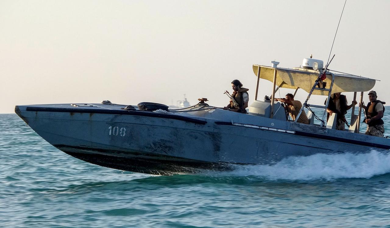 【突发：胡塞武装在曼德海峡布雷】也门一名军事官员告诉德国通讯社DPA，胡塞武装已