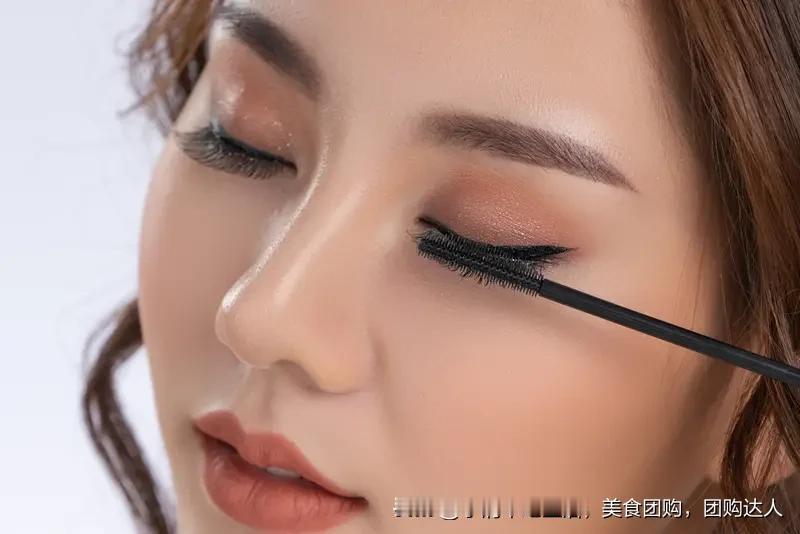 什么样的女性最吸引人？我觉得是内外兼修的女性。
从外在看，干净整洁的外表是基础。