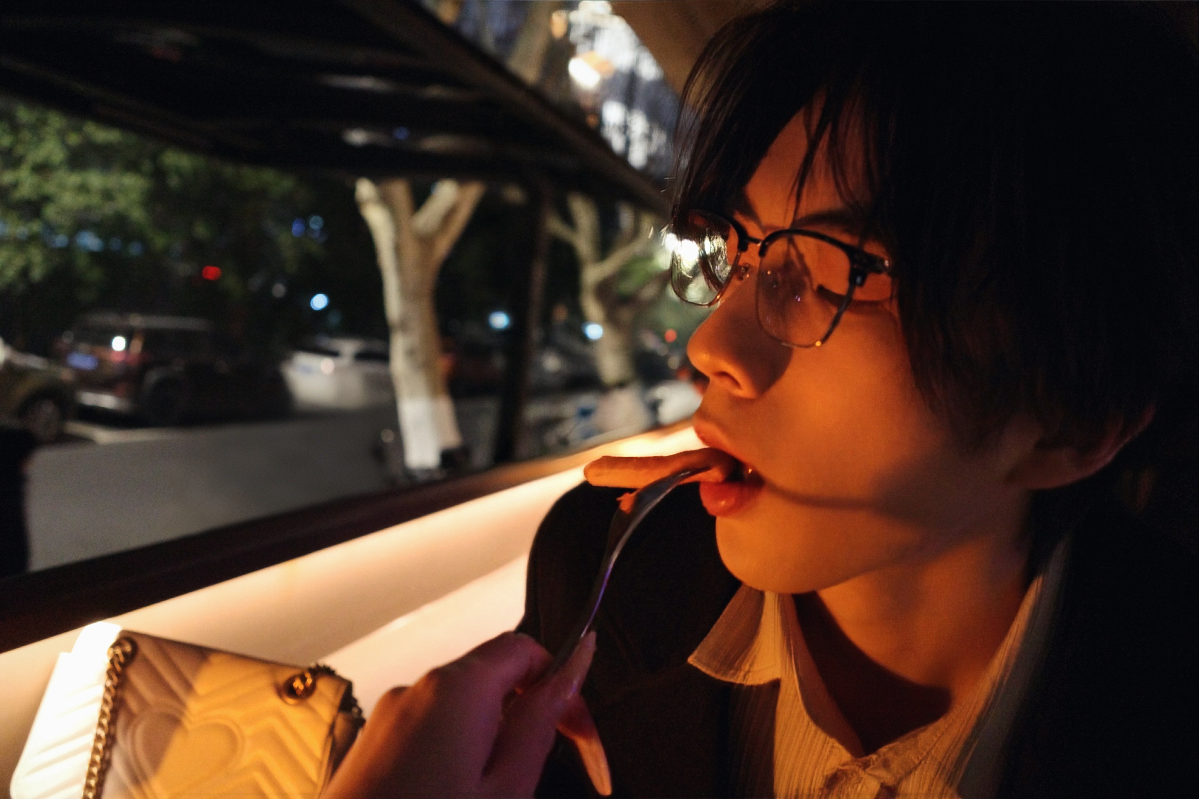 前两天出片的时候给W顺手拍的，跟我谈就享福吧我简直太会拍照了 还有谁想跟我谈