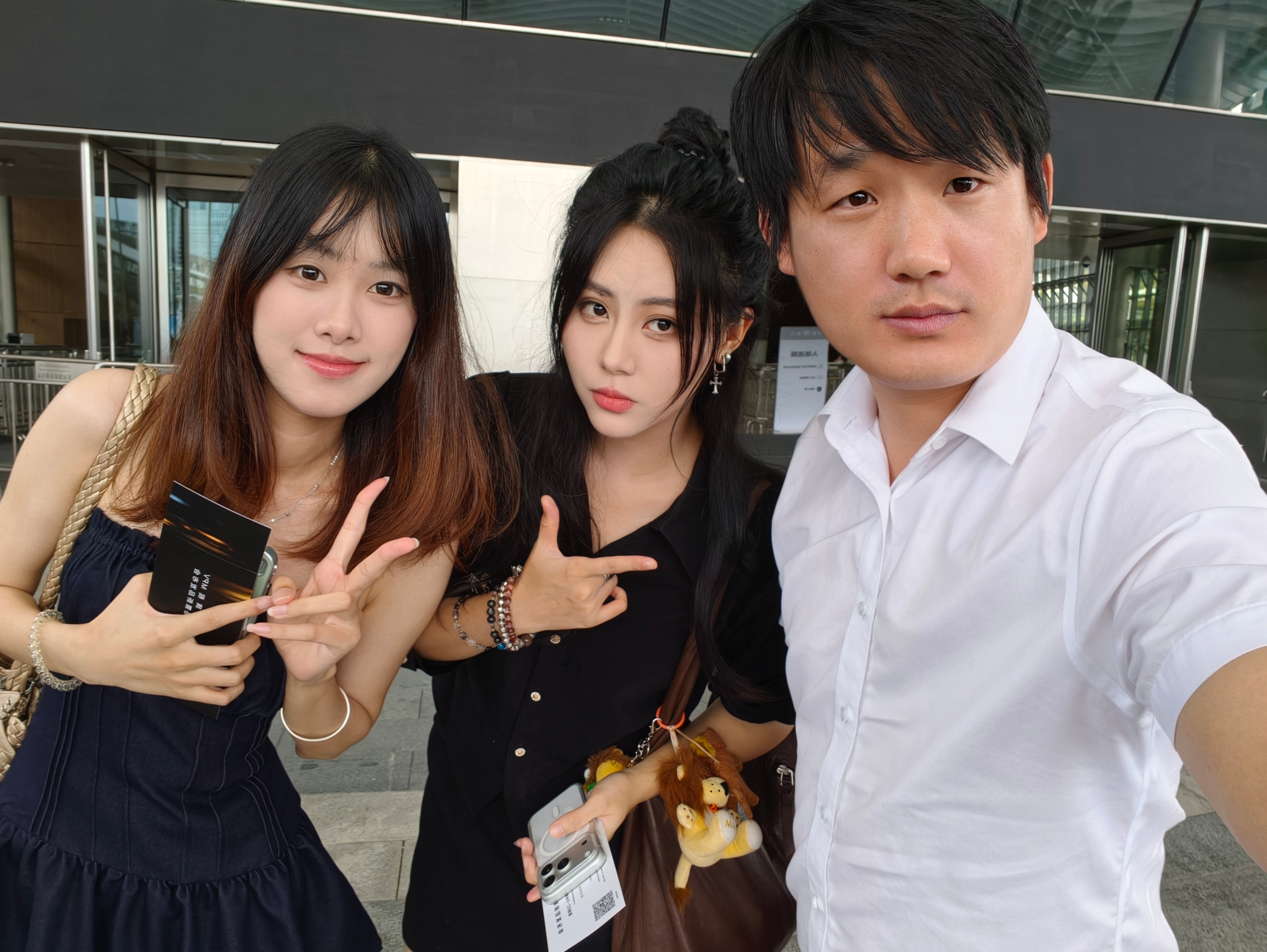 和两个表妹参加尊界时代旗舰MPV及华为全场景新品发布会  ，尊界V800要来了 