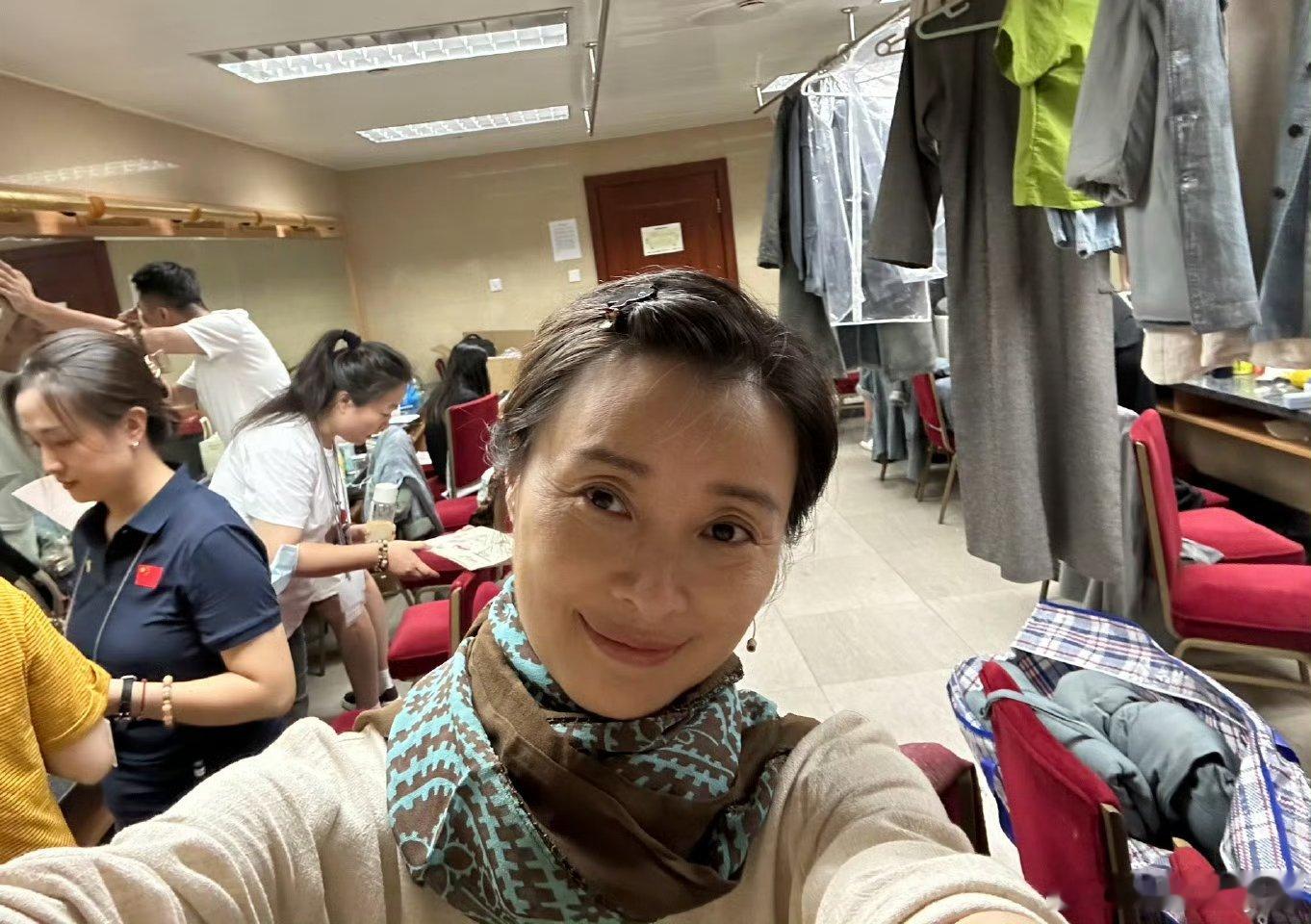 吴越回母校了 没想到一年级教室的地板能保存这么久！吴越老师的母校回忆太戳人，最后