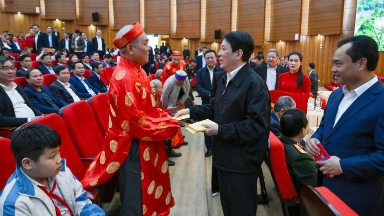 越南四驾马车梁强在马年正月初七，把新年第一站慰问选在了和中国云南接壤的老街省，这