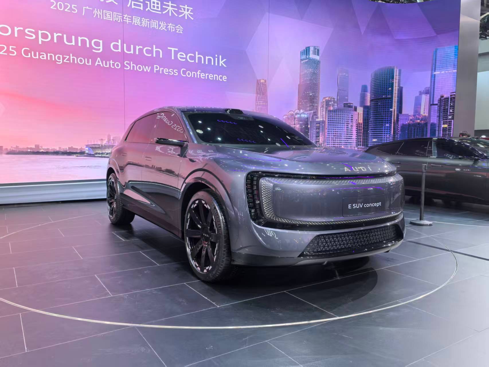 奥迪全新纯电概念车——E SUV concept正式首发！它是﻿AUDI品牌第二
