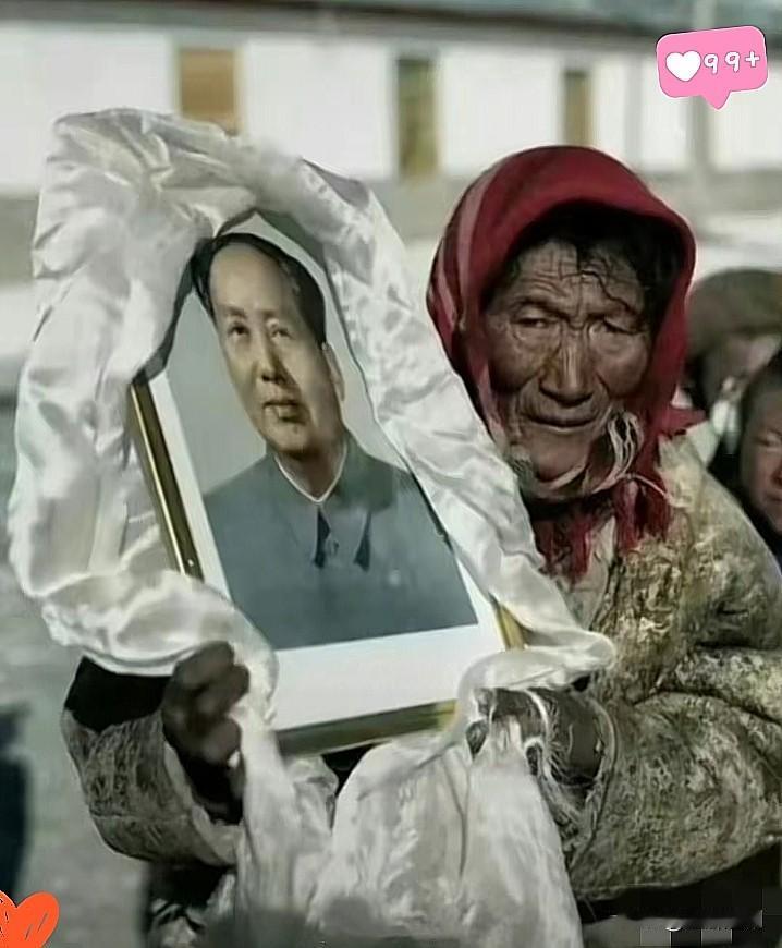 今天刷到个特别触动的画面！
藏民大哥乔迁新居，家电家具用卡车拉，唯独把毛主席像用