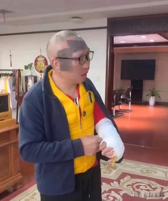 这下真变成了名副其实的“周黑鸭”了。
通过这样一个事件曝光，周黑鸭可能要火了。如