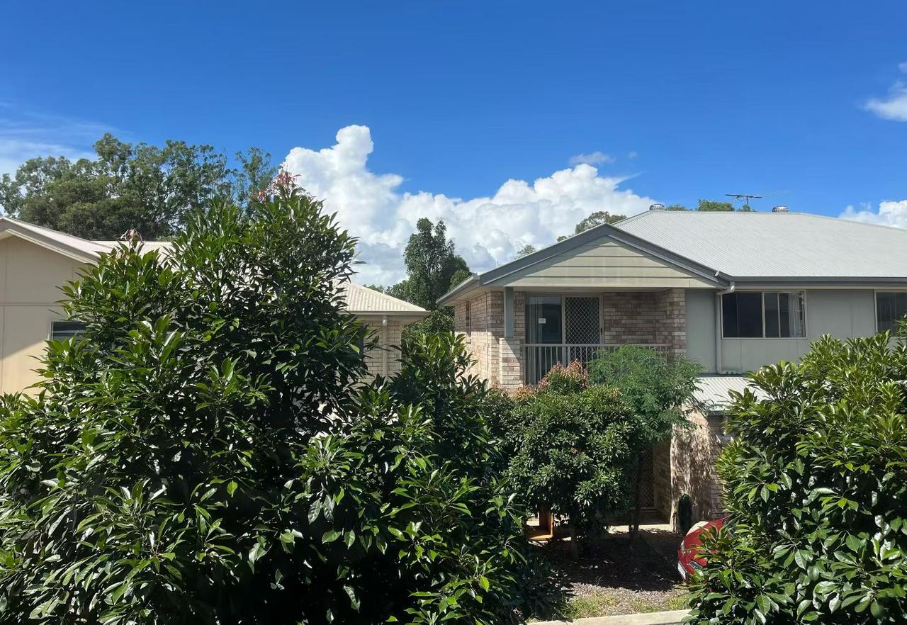 分享一张相册里随手拍的天空蓝天白云绿树成荫，好美的一张乡村图。