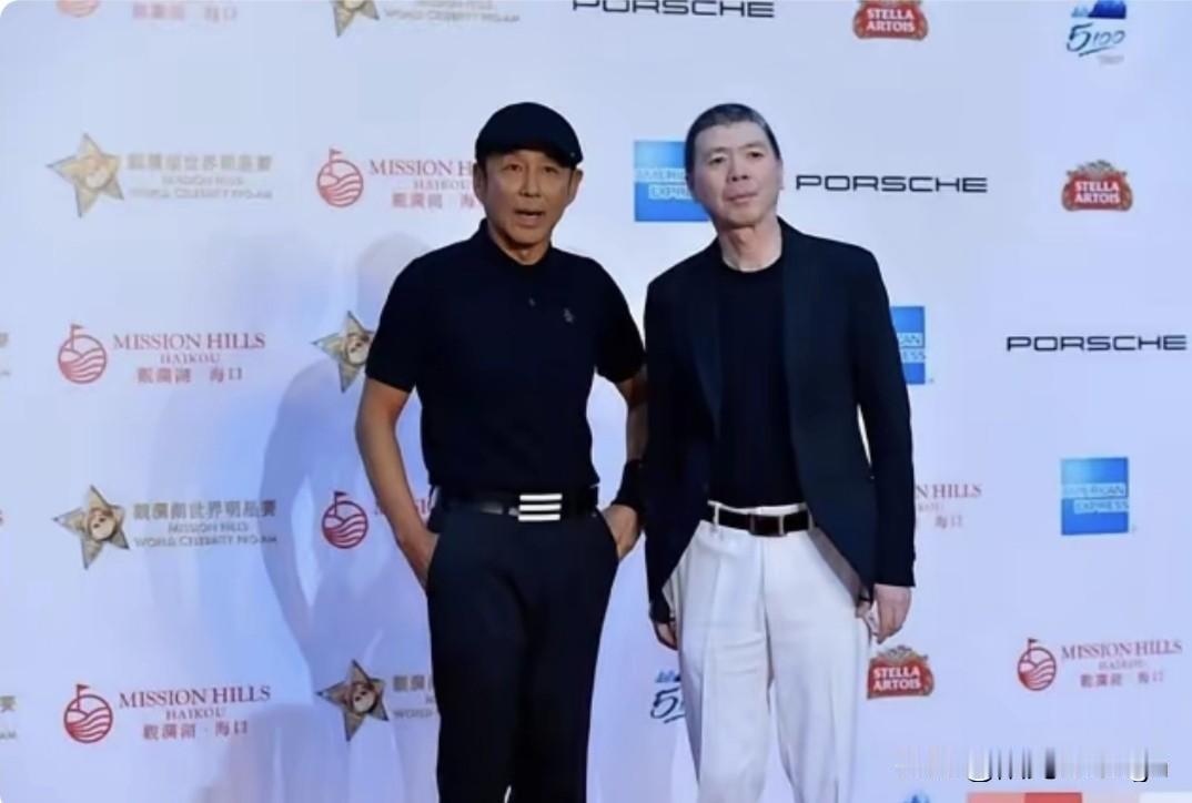 这张合照给人的感觉是：年轻时帅的老了显平淡，长相普通的倒越老越加分。

看陈道明