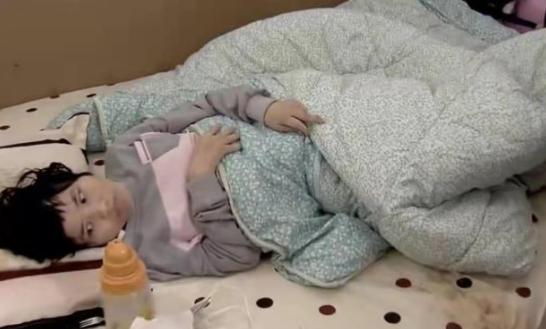 2015年，34岁云南女子瘫痪在床，且无父无母，男友每天给她做饭洗澡，对她不离不