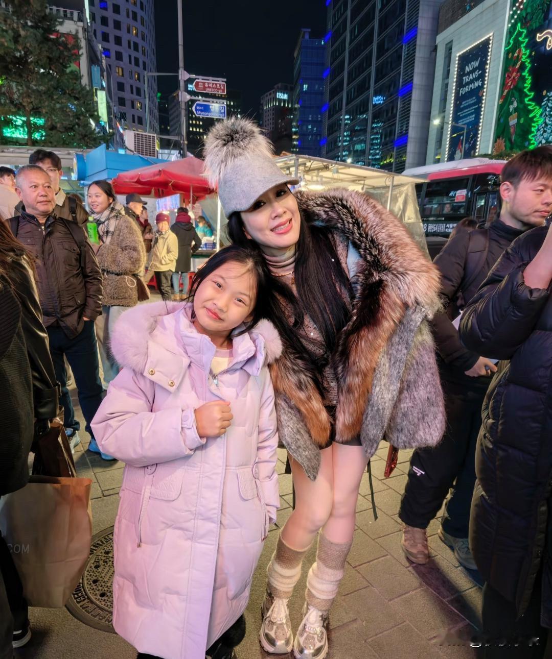 55岁钟丽缇现身韩国街头，她的打扮贵气十足，穿着几万元的貂毛大衣，露出一双美腿，