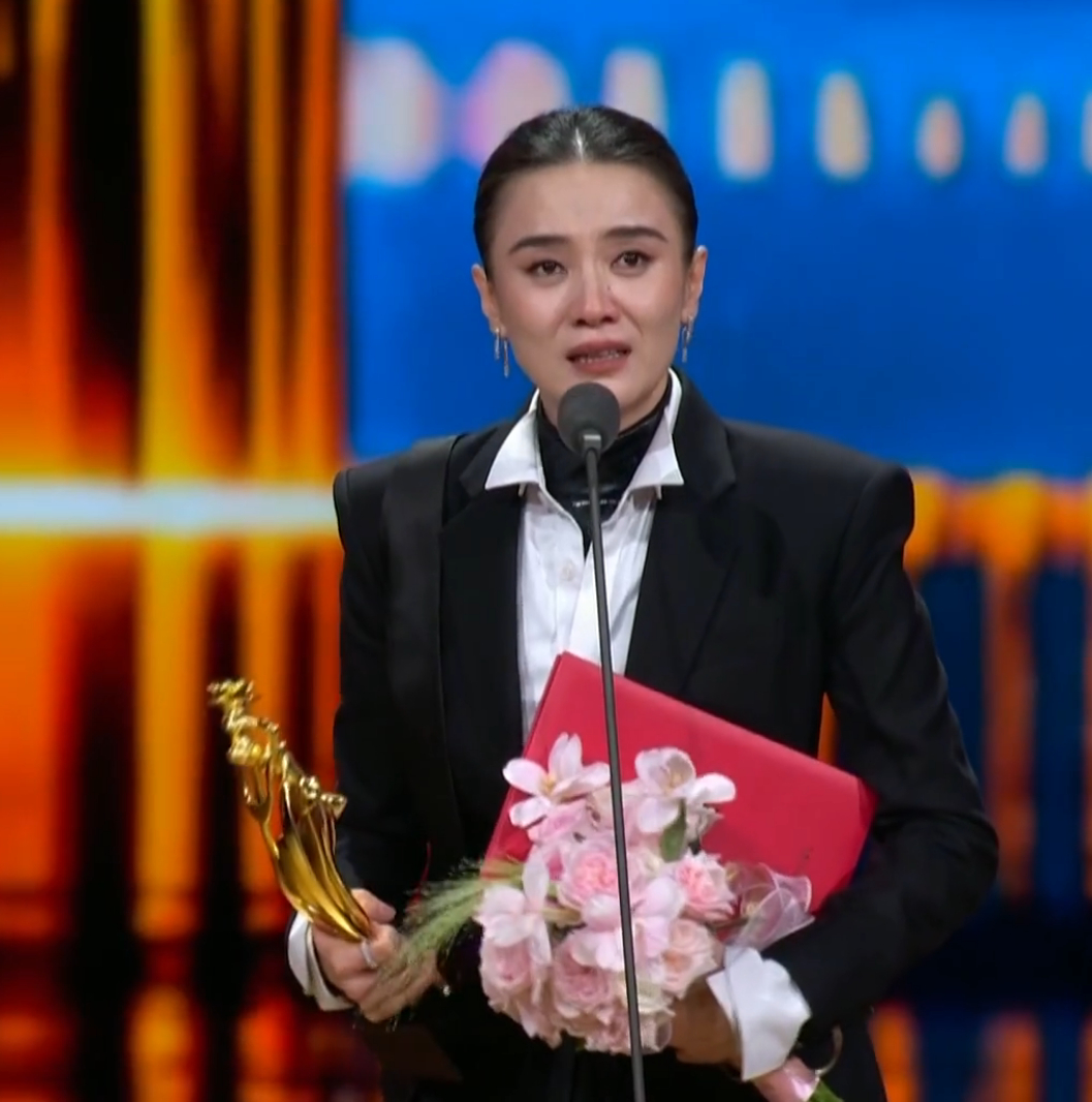 第39届中国电视剧飞天奖优秀女演员奖宋佳《山花烂漫时》恭喜宋佳达成内娱首个单个角