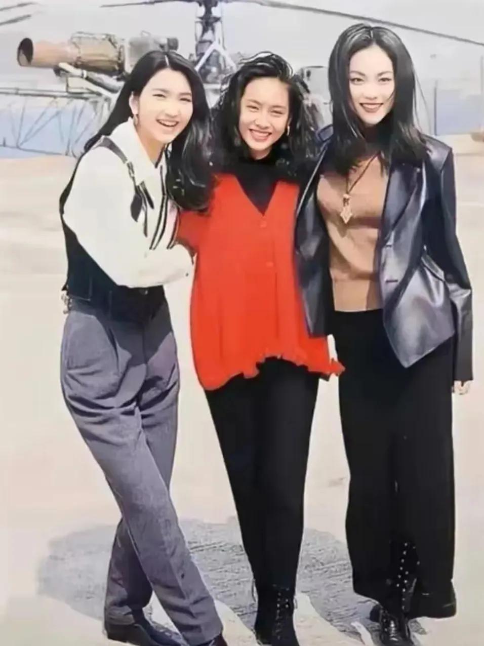 能认识这三位演员的说明你己经老了，特别是左边这位当年可是火遍大江南北，右边这两位