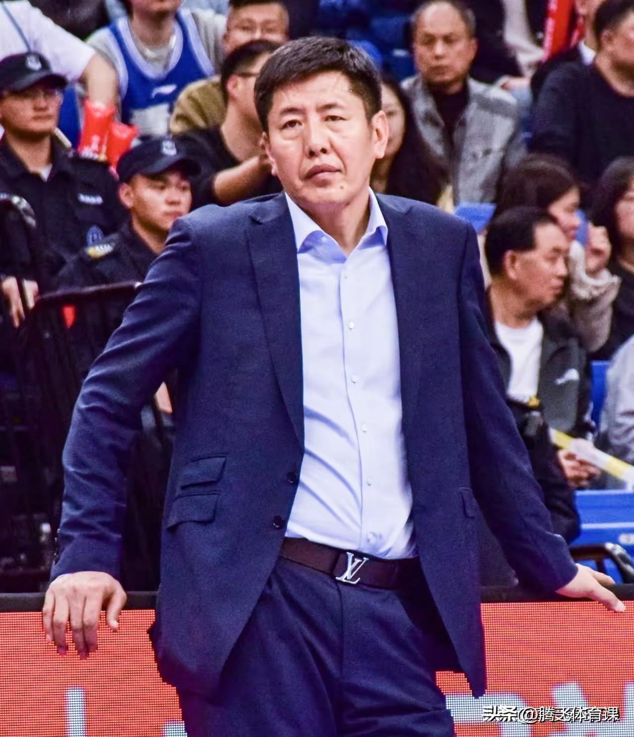 速度真快，一个接着一个，丁伟下课后又一支球队换帅。

深圳队的主教练凯利带领球队