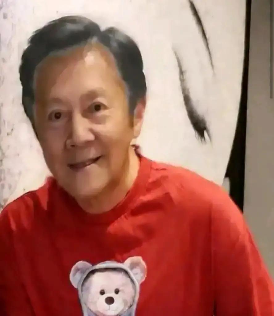 蔡国庆晒了张机场照，白衬衫配牛仔外套，脸一点褶子没有，55岁像35。

网友扒出