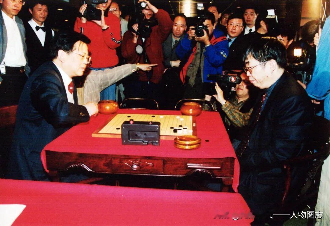 1990年，胡荣华（左）和聂卫平在全国三棋全能赛上对弈