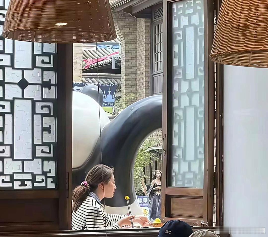 宗馥莉一个人跑到云南旅游，背影既孤独又坚强，看着挺让人心疼的！ ​​​