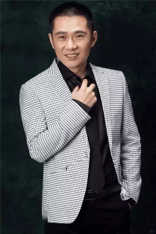 他不仅长得帅气，五官立体，鼻子高挺，模样看起来十分俊俏，年轻时候长得帅，老了还这