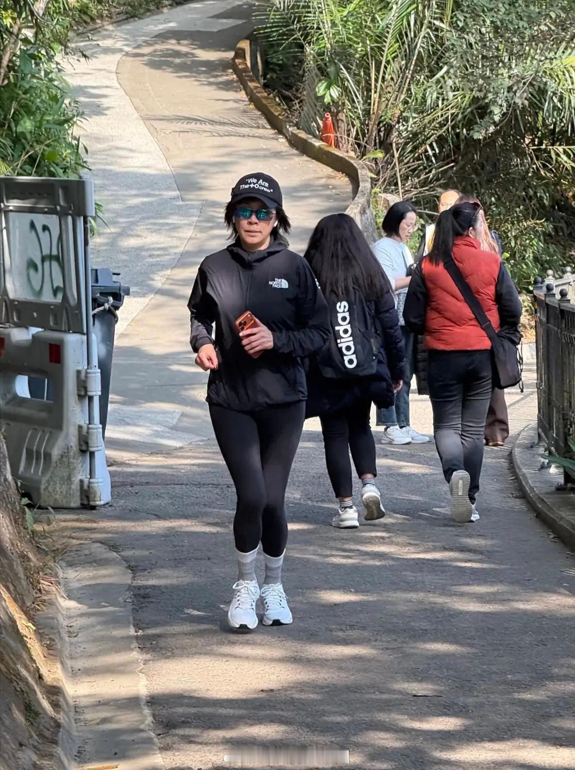 刘嘉玲在元旦第二天到香港太平山跑步锻炼身体，因为违规停车，收到交警的罚款单，需要