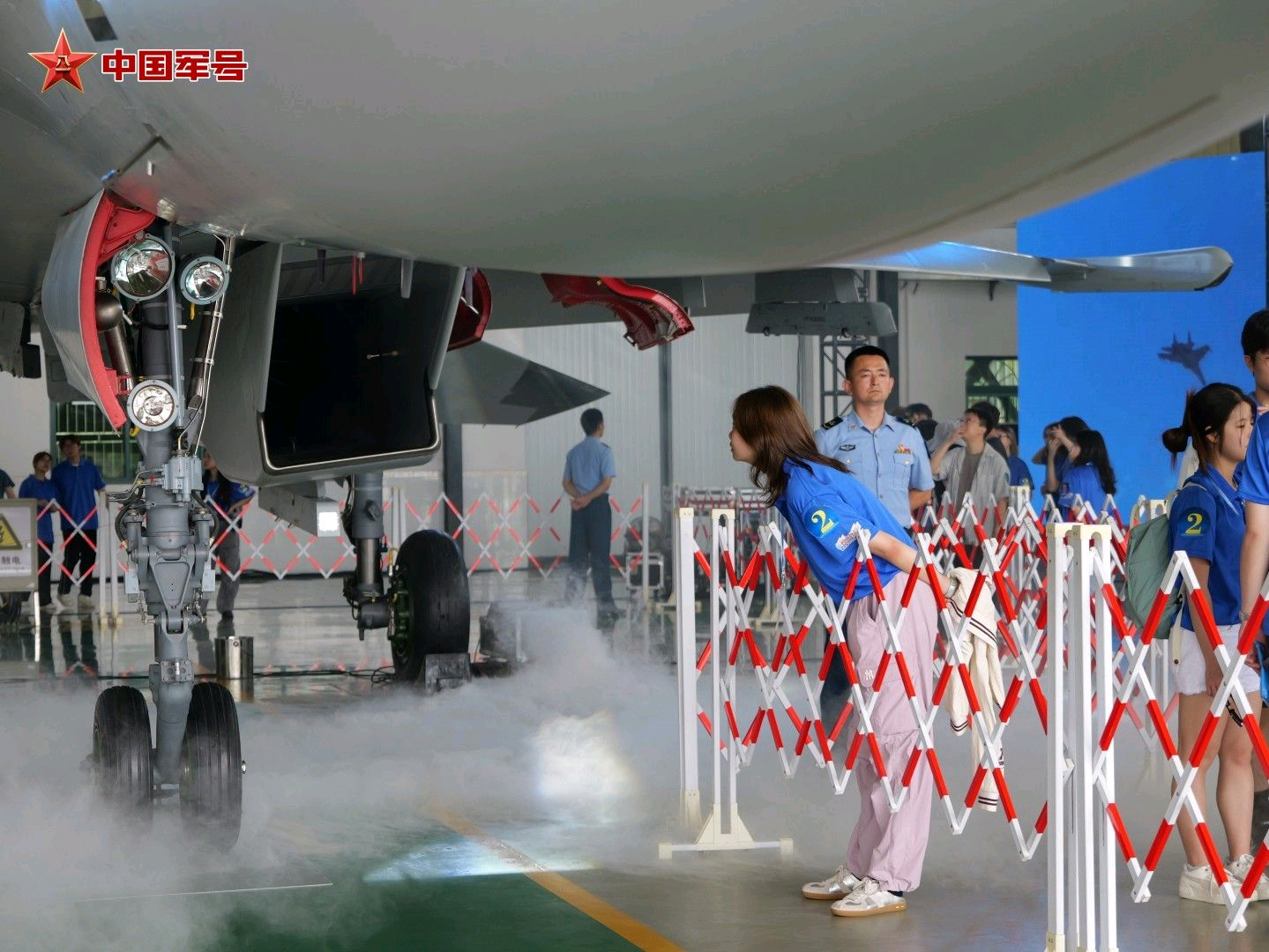 港澳青年代表参观“剑锋劲旅”歼-16慕了 烽火问鼎计划制胜空天